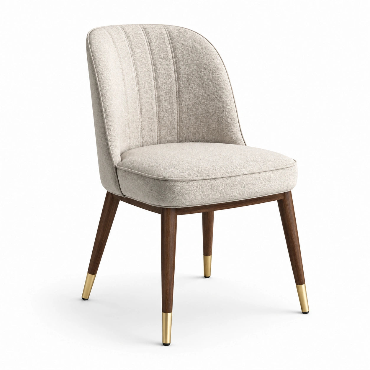 Silla de comedor tapizada beige con patas de madera y detalles de latón