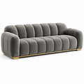 Sofá de tres plazas gris con terciopelo y base de metal dorado